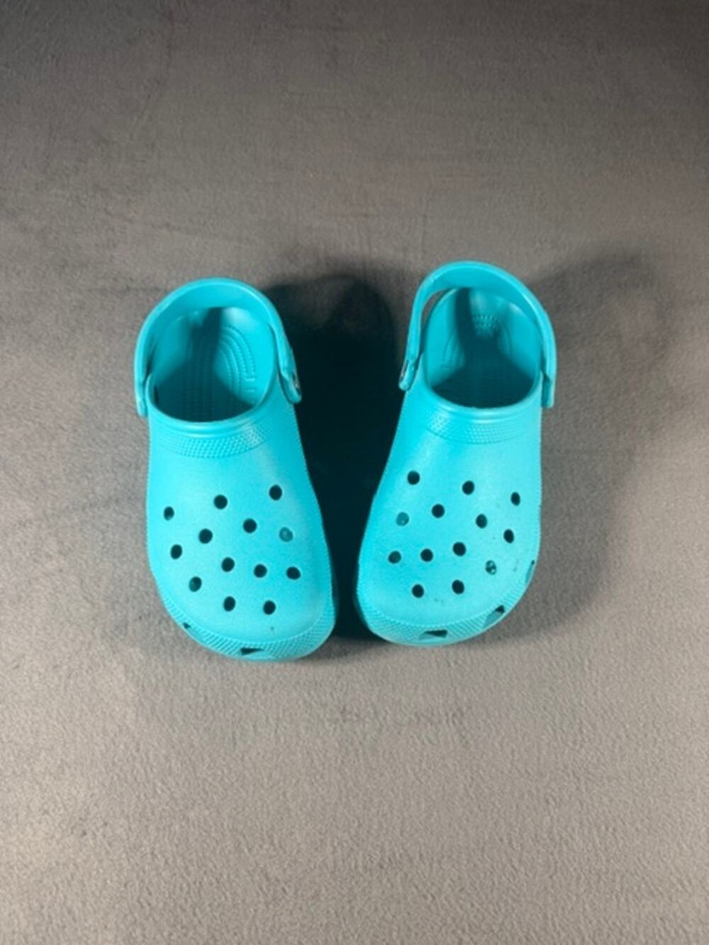 TURQUOISE CROCS CLASSIC CLOGS ( SIZE 7-9 )